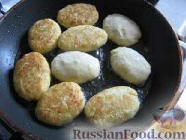 Фото приготовления рецепта: Пирожки картофельные с мясом - шаг №8
