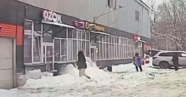 Женщина пострадала при падении наледи с крыши