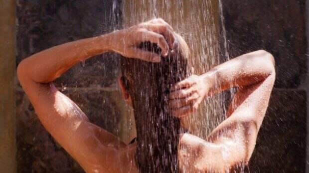 Девушка принимает душ