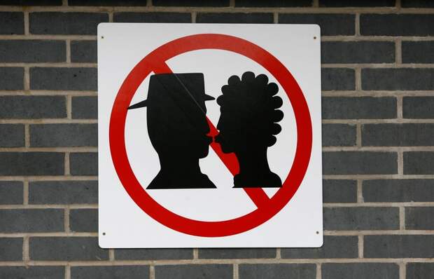 Запрет на поцелуи в общественных местах.