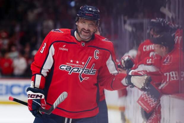 Овечкин отдал юной фанатке шайбу в обмен на пачку чипсов — видео