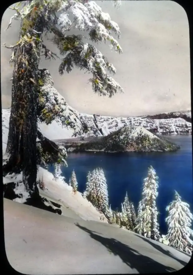 Известно своим глубоким синим цветом и чистотой воды.