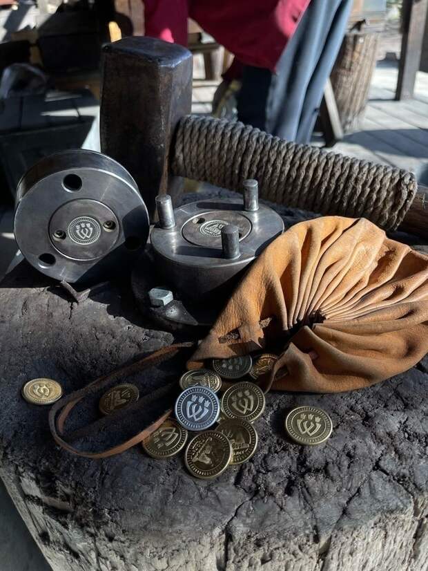 Любой гость Выборгского замка теперь может отчеканить юбилейную монету, посвященную 730-летию города