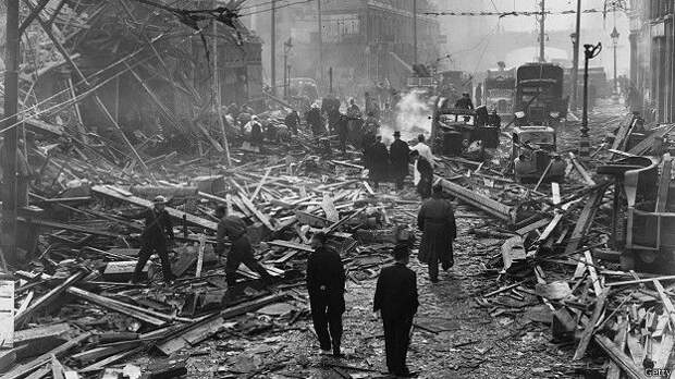 Сцена разрушений на лондонской Фаррингдон Роуд после падения ракеты Фау-2, 1945 год.