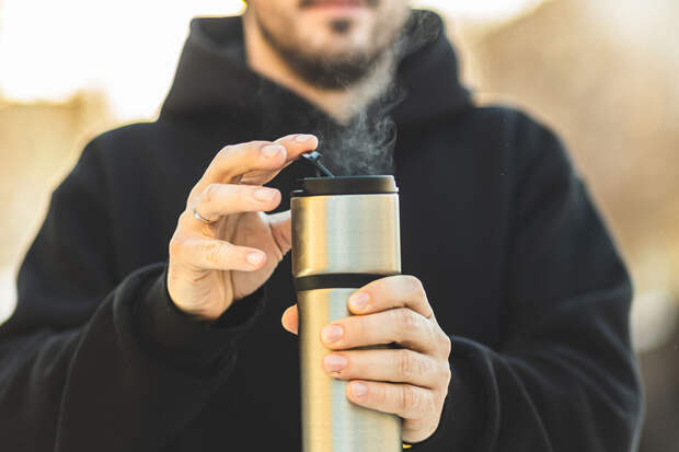 На Тайване мужчина годами травил себя свинцом, используя одну и ту же термокружку