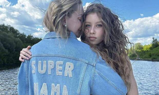 Юлия Пересильд, Мария Зайцева, Анна Хилькевич, Анастасия Решетова и Александра Морозова поздравляют читательниц Parents.ru с Днем матери