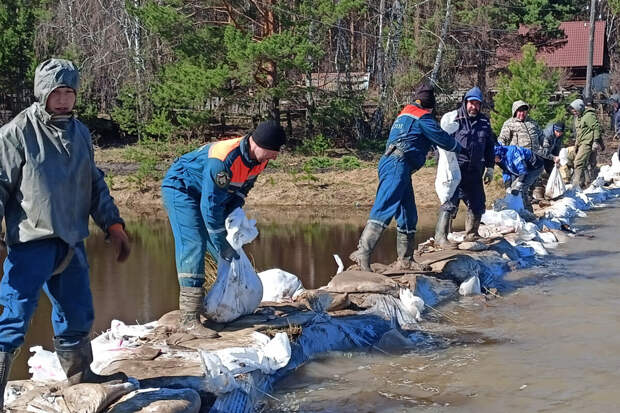 Жители Усть-Ишима пожаловались на отсутствие помощи МЧС в борьбе с паводком
