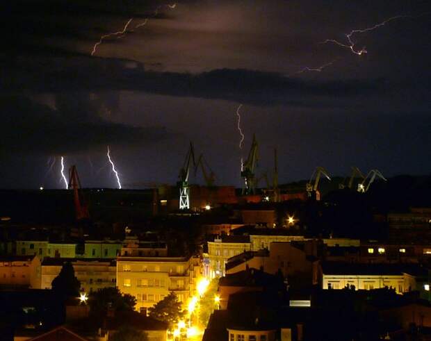 Вспышки молний в хорватском порту в городе Пу́ла