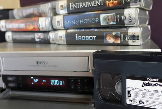 DVD-плеер и видеокассеты. | Фото: mobile-review.com.