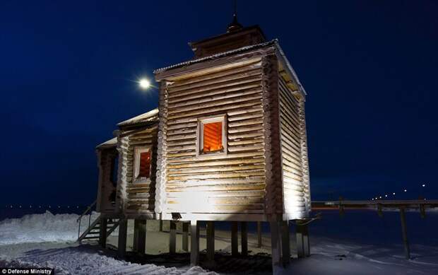 На территории военной базы была построена небольшая деревянная церковь арктика, нефть, россия