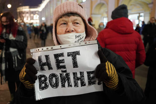 Петербуржцы вышли на стихийную антивоенную акцию — с плакатами и желто-голубыми шариками. Краткий видеопересказ