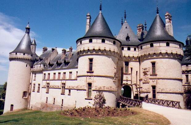 http://upload.wikimedia.org/wikipedia/commons/a/a6/Chateau_de_Chaumont_06_2006.jpg
