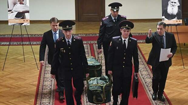 Офицеры Государственной фельдъегерской службы РФ в здании Государственной Думы РФ с документами проекта О федеральном бюджете на 2020 год и на плановый период 2021 и 2022 годов Счетная палата скоро внесет в Госдуму заключение на законопроект о бюджете