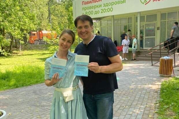 Актер Денис Матросов с женой сделали прививку в Москве, в парке Актер Денис Матросов с женой сделали прививку в Москве, в парке