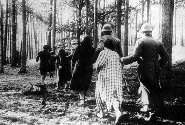 Немецкие солдаты ведут группу польских женщин