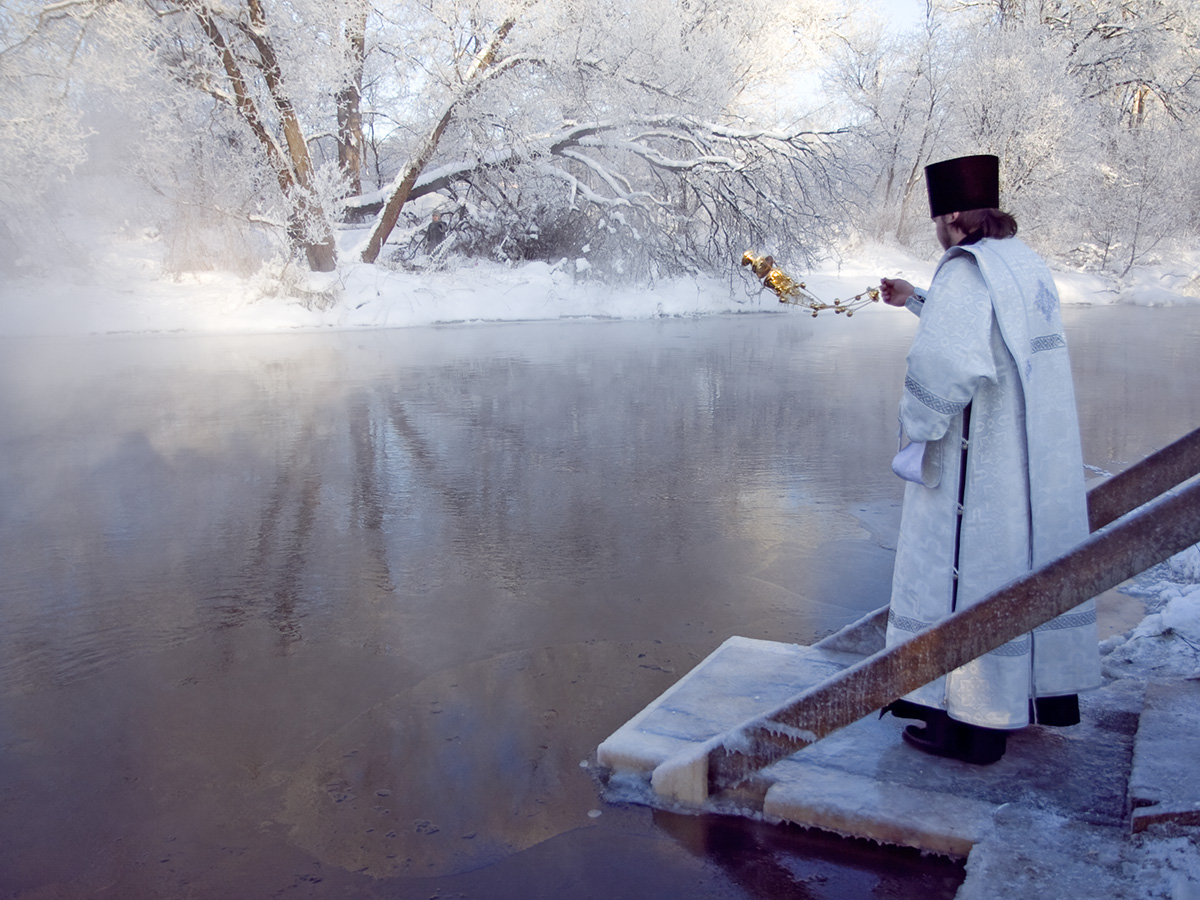 Сила крещенской воды: избавляемся от порчи, неприятностей и неудач. Сила крещенской воды: избавляемся от порчи, неприятностей и неудач.