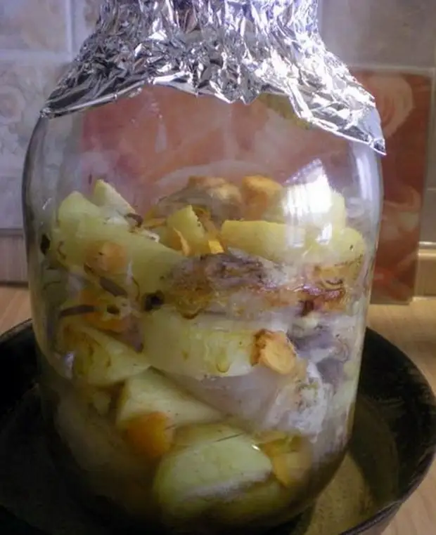 Картошка с курицей в банке в духовке