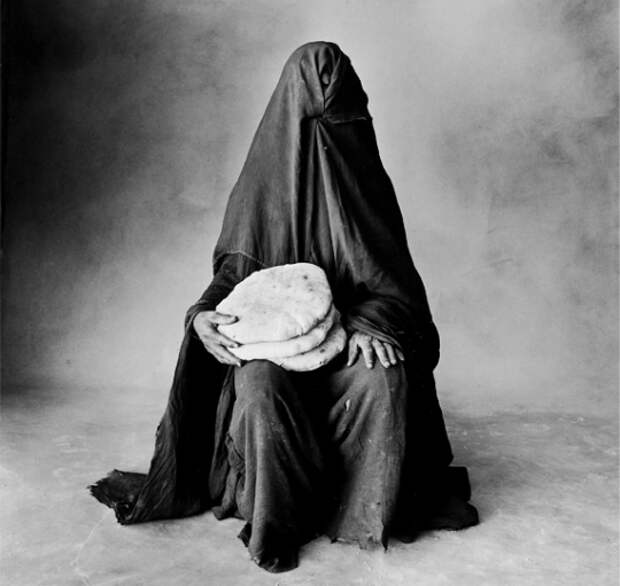 Irving Penn- Rissani Women with Bread, Morocco, 1971 | Irving penn ...
