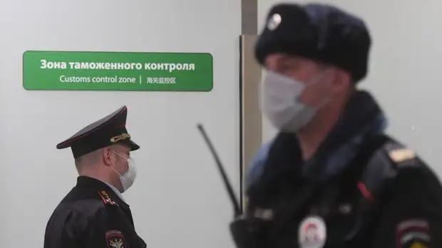 «Маску в общественных местах надо носить обязательно»: что известно о задержании в Пулкове тренера по плаванию Ильина