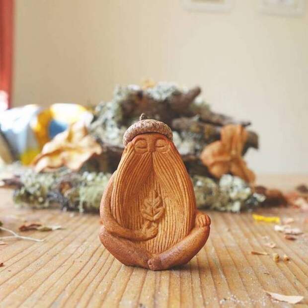 Очаровательный тотем из косточки авокадо. | Фото: mymodernmet.com.