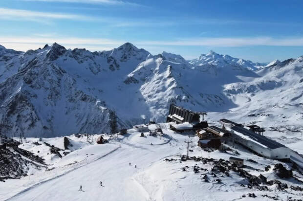 На Эльбрусе споют гимн России на высоте 3500 метров