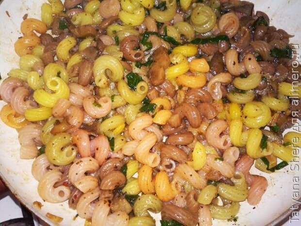Цветные макароны с чесноком Цветные макароны с чесноком