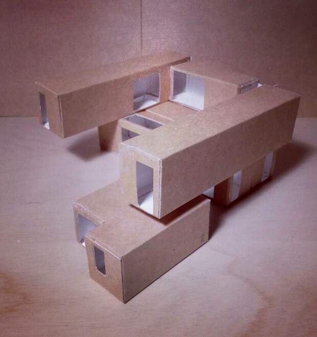 Прежде, чем устанавливать контейнеры на участке, архитектор экспериментировал с элементами макета. | Фото: livinginacontainer.com.