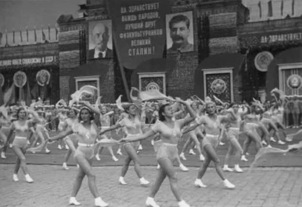 1938 год, в Москве проходит физкультпарад