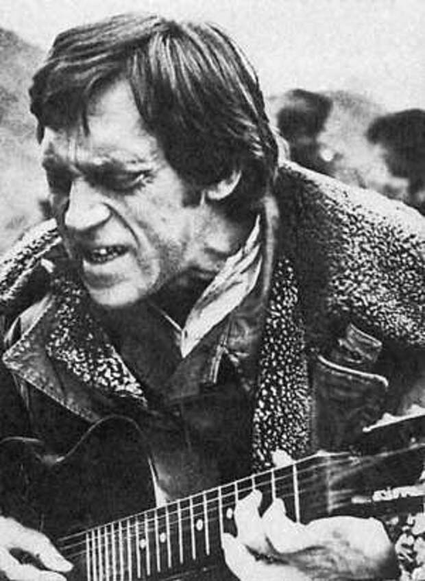 высоцкий бард. балкон с которого пел высоцкий. пою высоцкого. особенности пения высоцкого. пою высоцкого.