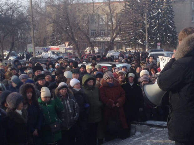 В Сибири проходит массовый митинг из-за гибели двух мальчиков