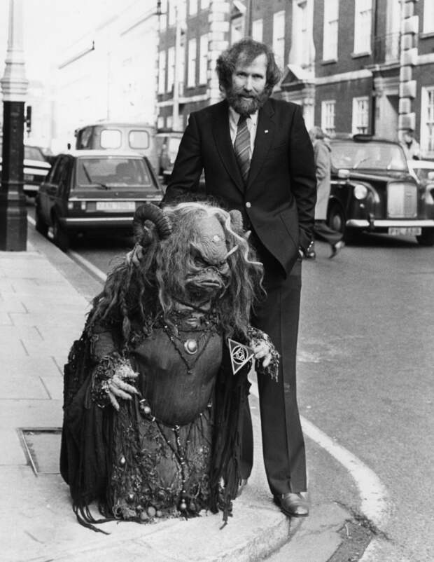 Джим Хенсон с куклой идет на премьеру фильма " Темный Кристалл", Великобритания, 1982 год   знаменитости, история, фото