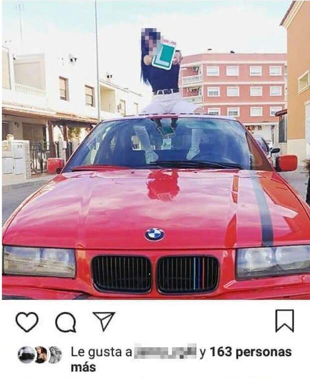 Дамочка, права и красная BMW