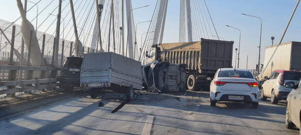 ДТП с «перевертышем» с середины дня держит многокилометровую пробку на КАД