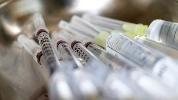 Pfizer остановил поставки вакцины в Европу. При чем здесь летальные исходы?