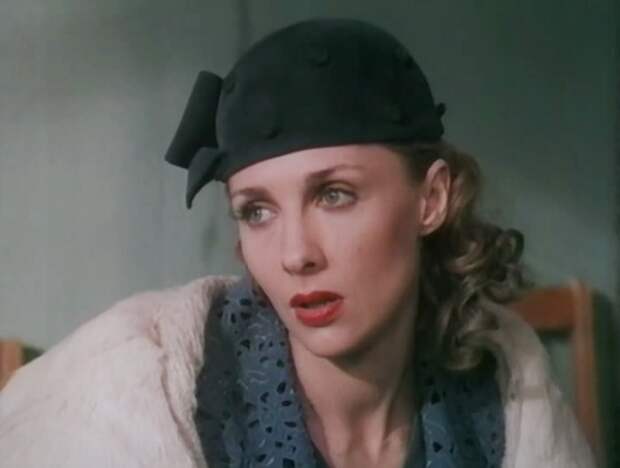 Елена Яковлева в роли Ани, жены капитана Крюкова | Фото: kino-teatr.ru Елена Яковлева в роли Ани, жены капитана Крюкова | Фото: kino-teatr.ru
