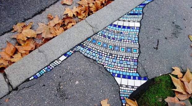 Уличный художник заполняет выбоины в своём родном городе яркими мозаиками