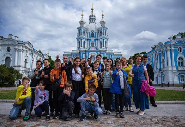 Петербургские волонтеры провели культурную программу для детей из Донецка