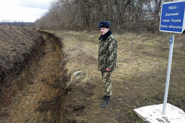 Украинские военные роют противотанковые рвы на границе с Россией