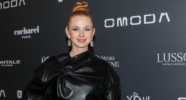Певица Лена Катина вышла в свет в платье с глубоким декольте и ботфортах