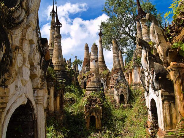 Аутентичные пагоды, датируемые XVII – XVIII веками появились в туристических маршрутах совсем недавно (деревня Индейн, Мьянма). | Фото: renown-travel.com.