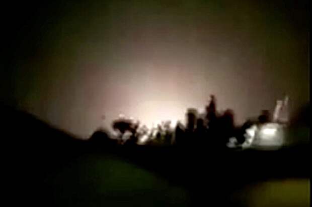 Момент авиаудара по военной базе Аль Асад. Фото: скриншот с видео