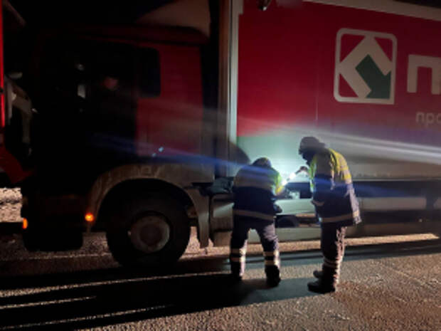 Госавтоинспекторы Самарской области помогли водителю большегруза, оказавшемуся в сложной жизненной ситуации