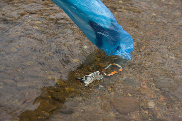 Plastic-Bags-Use-as-a-Glove