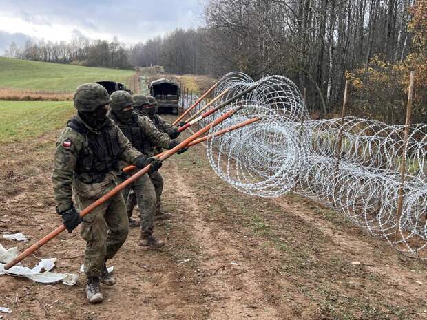 Премьер Туск: Польша начала строить линию обороны на границе с Белоруссией и Украиной