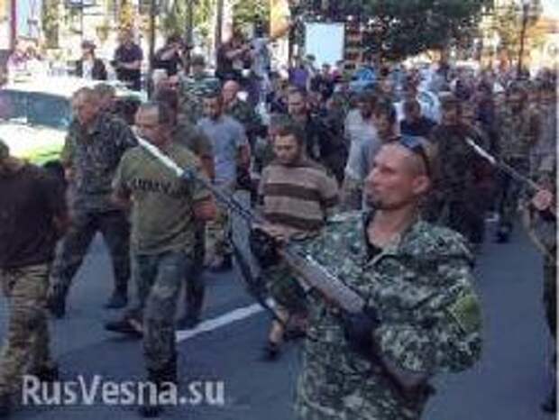В центре Донецка прошёл "парад" пленных солдат ВСУ В центре Донецка прошёл "парад" пленных солдат ВСУ