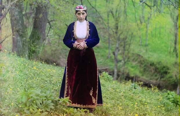 Армянка в национальном костюме позирует фотографу на холме недалеко от Артвина (сейчас принадлежит Турции) в 1910 году. (Prokudin-Gorskii Collection/LOC) империя., путешествия, цветное фото