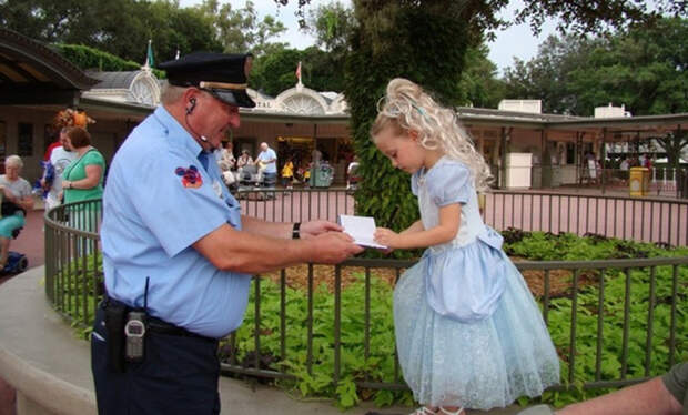 Он подошёл и взял у неё автограф, как будто она принцесса Добрые дела, добро, милиция, полицейские, стереотип