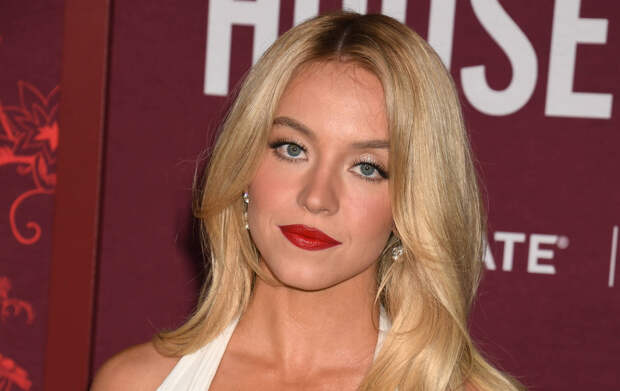 Сидни Суини снялась с обнаженной грудью для журнала