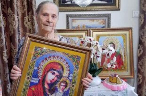 Бабушка из Южно-Сахалинска вышила икону для разрушенного храма в Донбассе