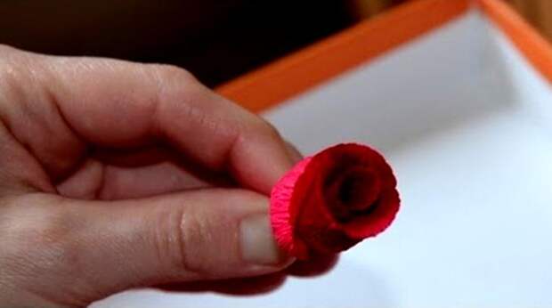 Как сделать красивую розу и бутон розы из гофрированной бумаги с конфетами и без конфет своими руками